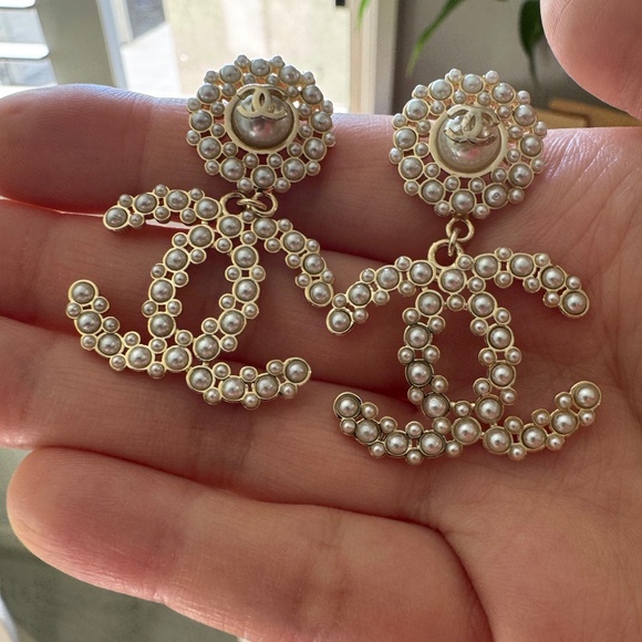 Limited Edition Classic Chanel CC Logo Pearl Embellished Gold Dropped Earrings - Picture 1 of 3